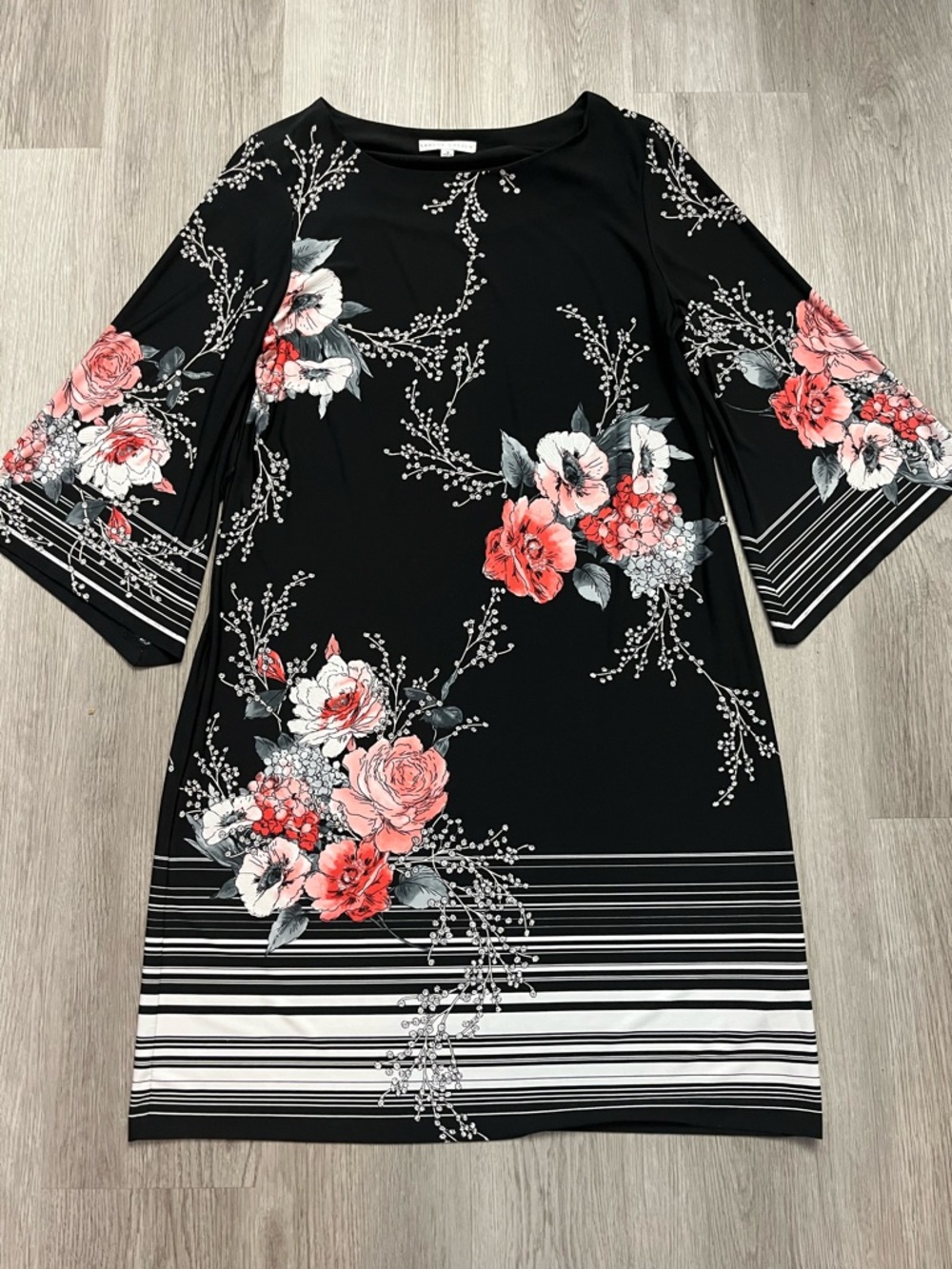 🔥174–Sandra Darren Black Floral Stripe Shift Dress with Coral and White Blooms